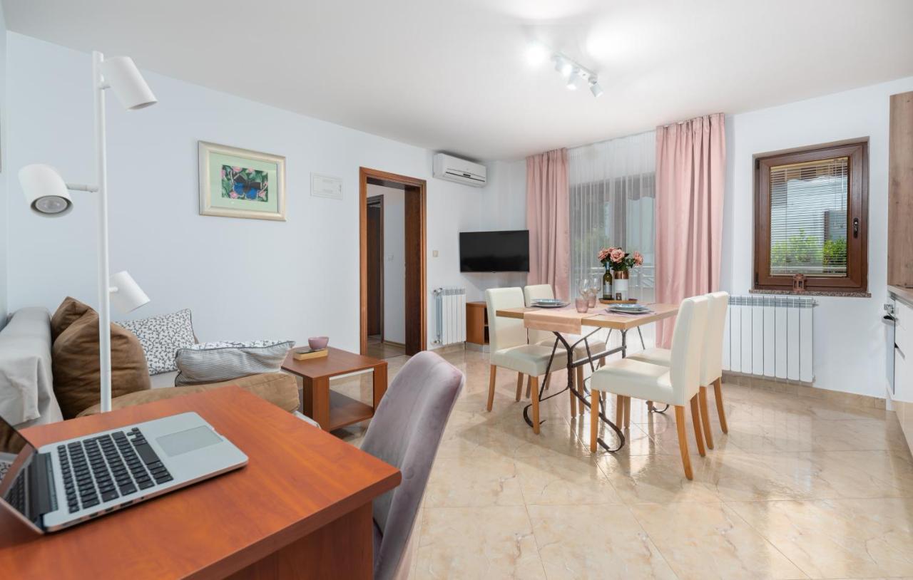 Apartments Villa Ana Poreč Exteriör bild