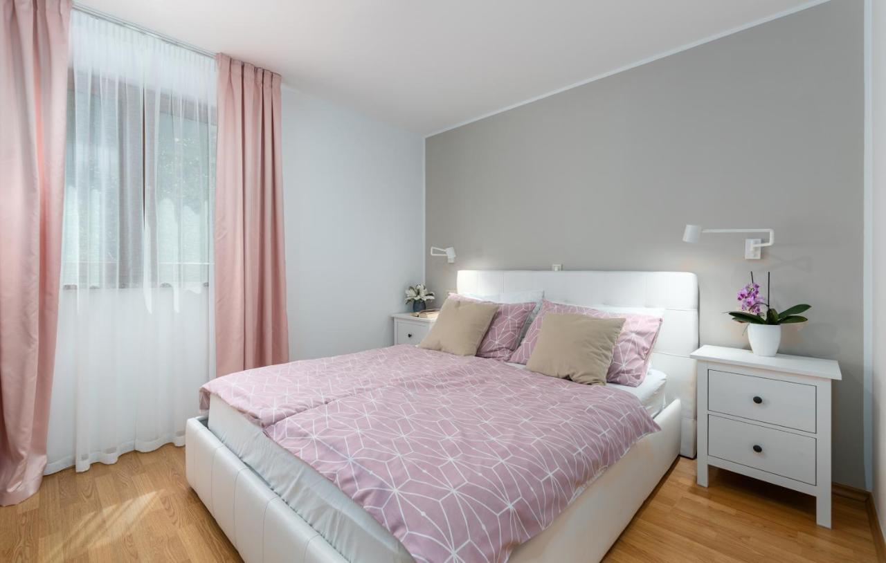 Apartments Villa Ana Poreč Exteriör bild