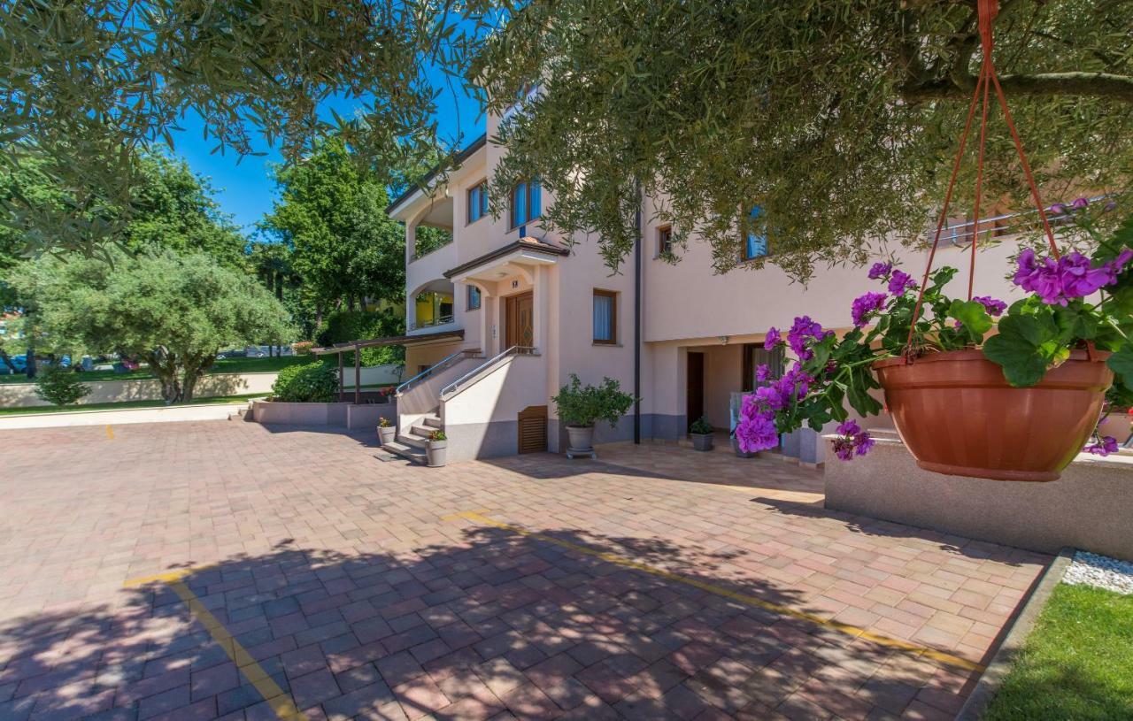 Apartments Villa Ana Poreč Exteriör bild